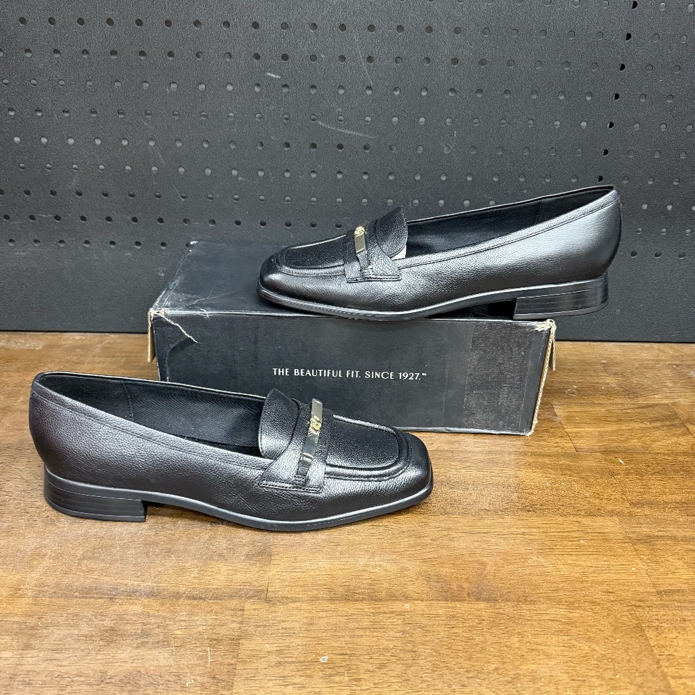 New W/ Box! Womens Naturalizer Fabienne Black Slip On Business Loafers Size 10.5